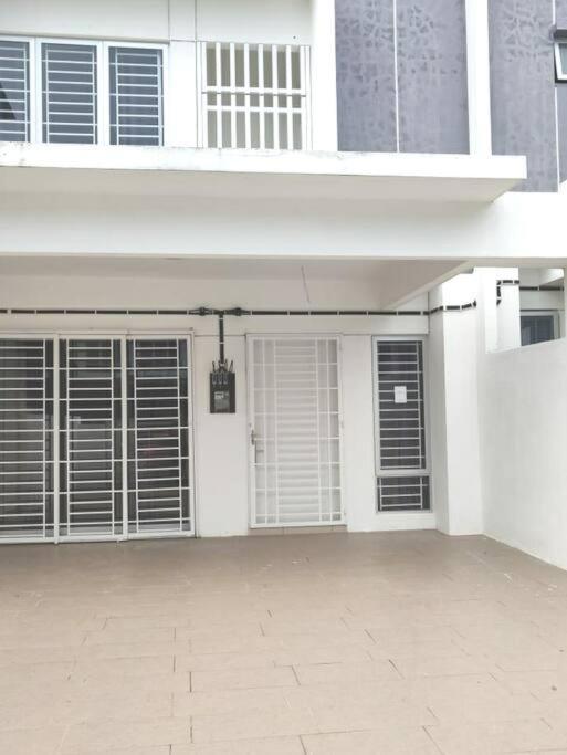 Safiyya Homestay Keluang Exterior photo